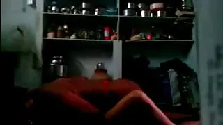 شارلٹ ایک دوست کے ساتھ اندر جانے دیتی ہے۔
